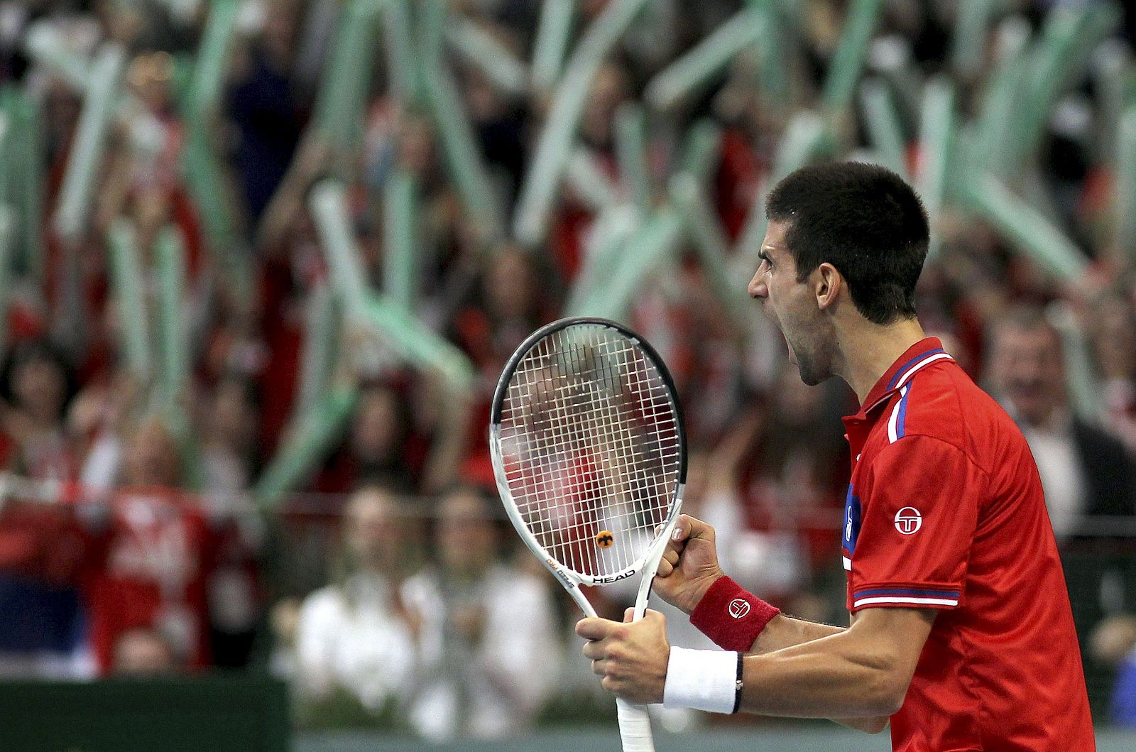 El tenista serbio Novak Djokovic celebra tras ganar un punto al francés Gilles Simon durante el segundo partido de singles de la final de la Copa Davis.