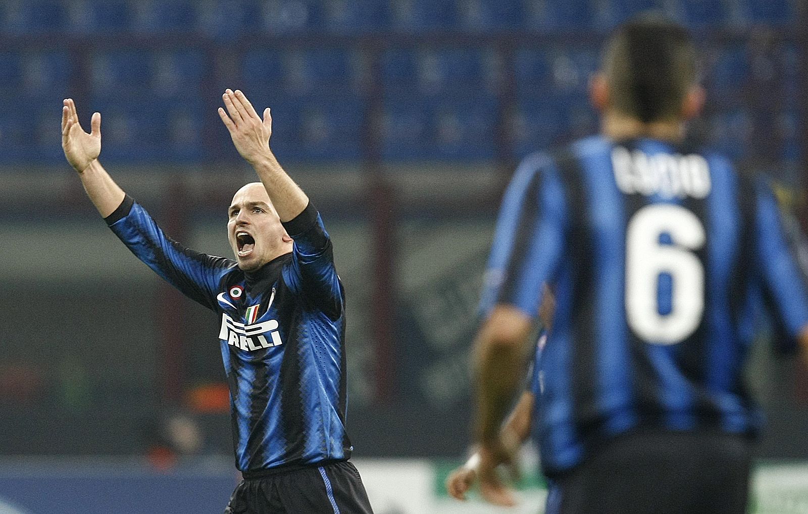 El centrocampista del Inter Cambiasso celebra el gol de la victoria contra el Twente.