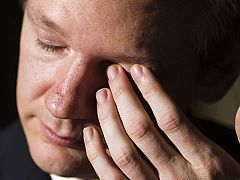 Julian Assange, detenido por la policía británica