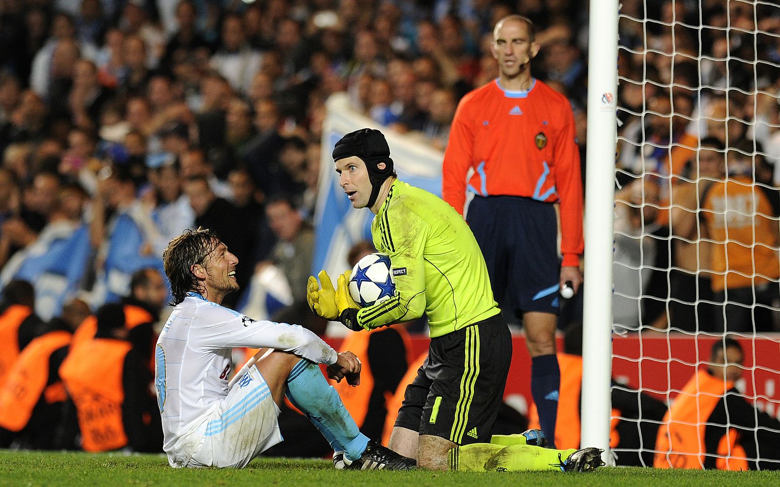 Petr Cech y Gabriel Heinze frente a frente en el partido de Londres.