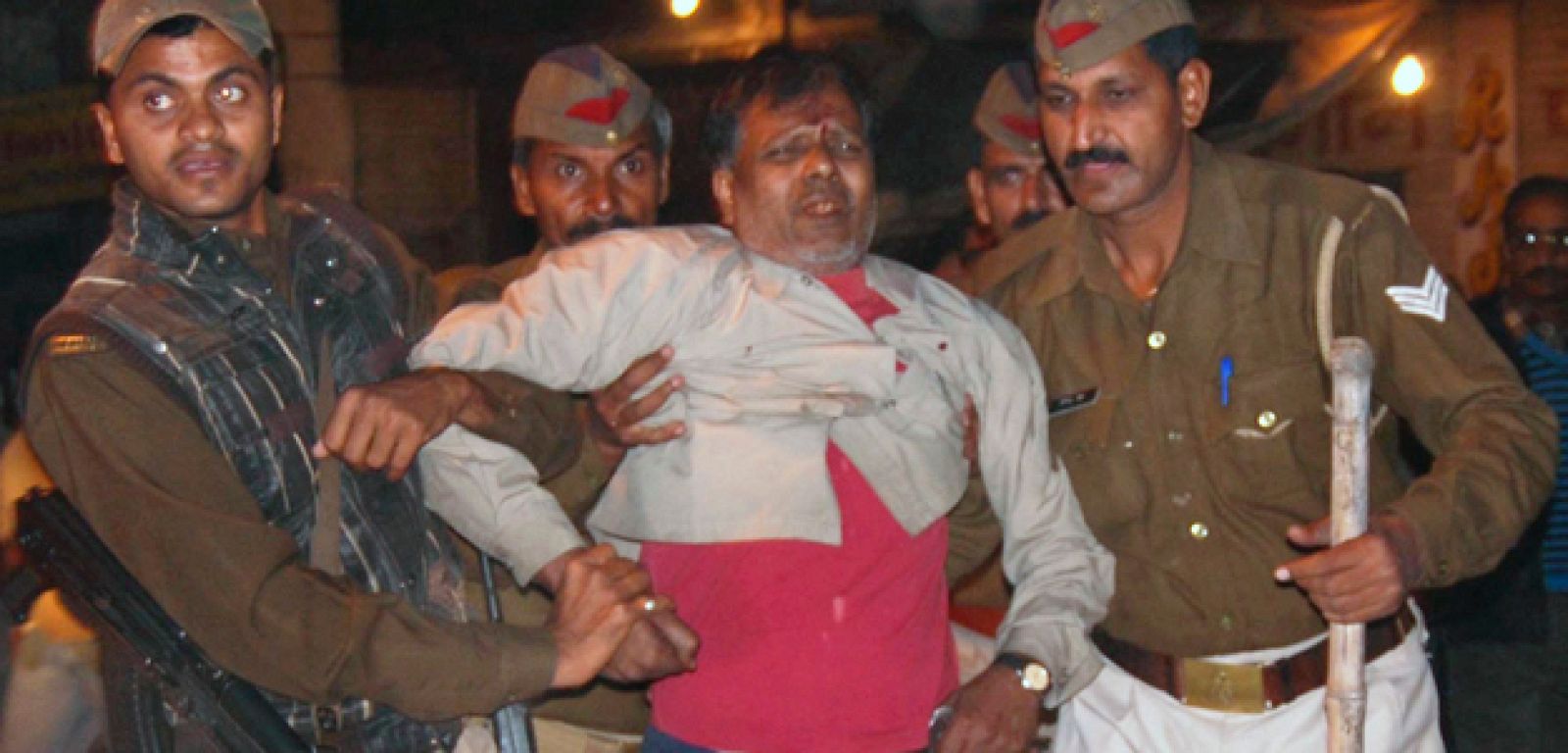 Un herido del atentado de Benarés es socorrido por varios policías