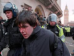Los estudiantes británicos se enfrentan con la Policía mientras el Parlamento vota los recortes