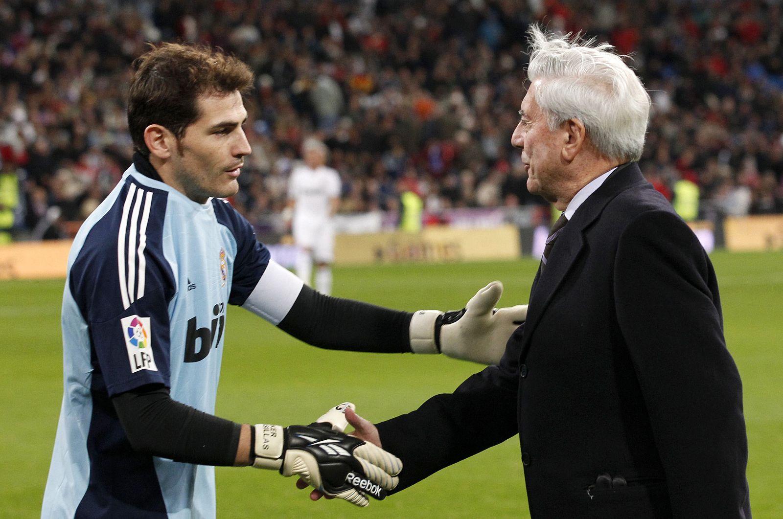 Casillas saluda al Premio Nobel de Literatura, Mario Vargas Llosa, en el último partido de Liga ante el Valencia.
