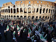 Multitudinaria marcha en Roma contra el Gobierno de Berlusconi