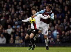 El Manchester City alcanza al líder tras derrotar al colista