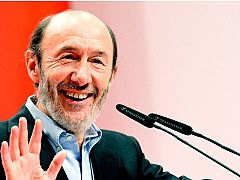 Rubalcaba cree que si Rajoy  gobernara, los controladores "cobrarían más y trabajarían menos"