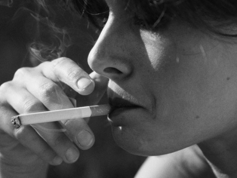 De fumar en clase con niños a prohibir el humo en los bares: las leyes del tabaco en España