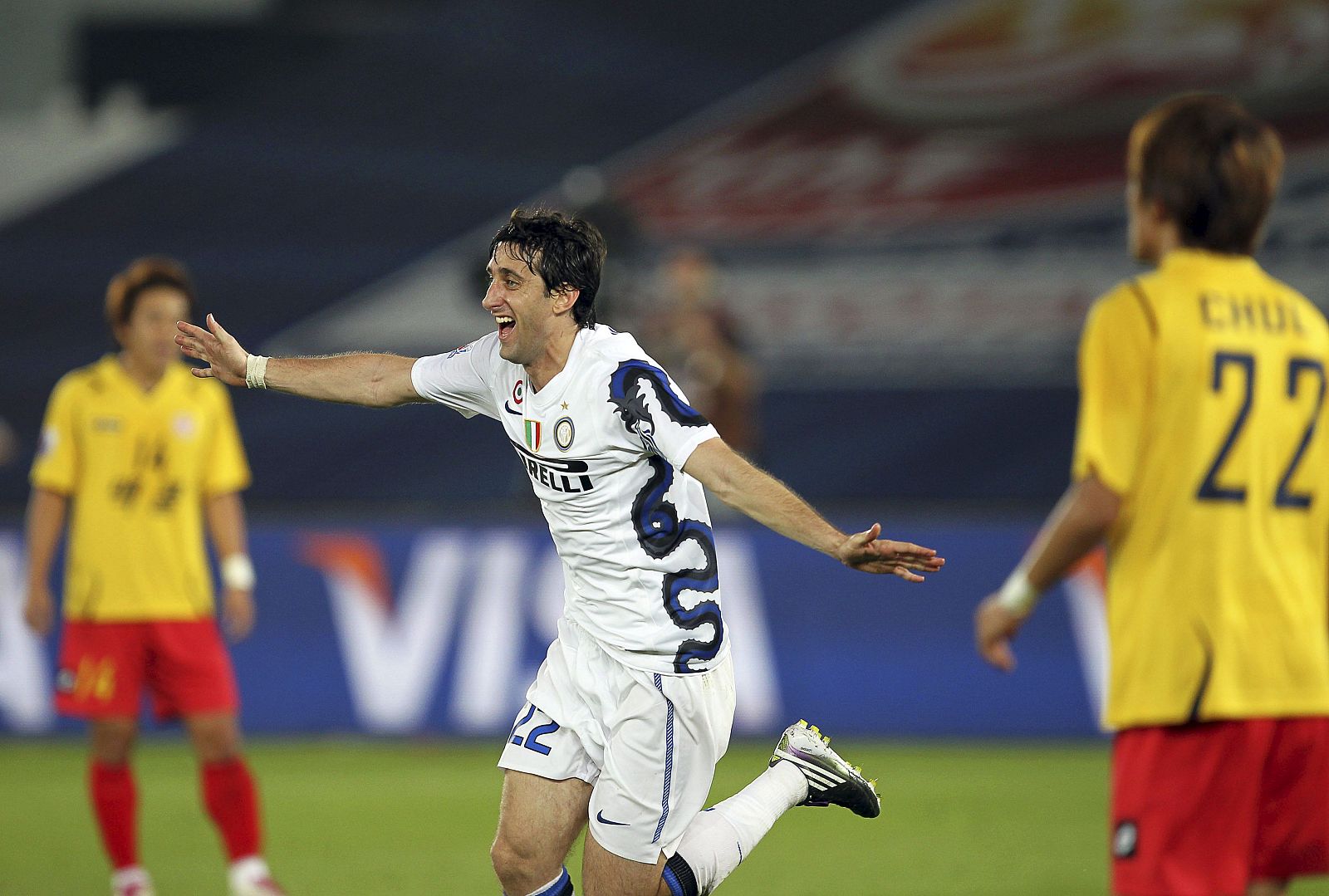 Diego Milito celebra el 3-0 sobre el Seongnam Ilhwa Chunma FC.