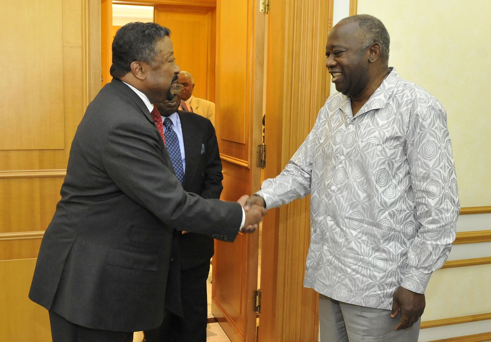 El presidente de la comisión de la Unión Africana, Jean Ping, se entrevista con el presidente 'a la fuerza' de Costa de Marfil, Laurent Gbagbo, en su residencia privada en Abiyán.private residence in Abidjan