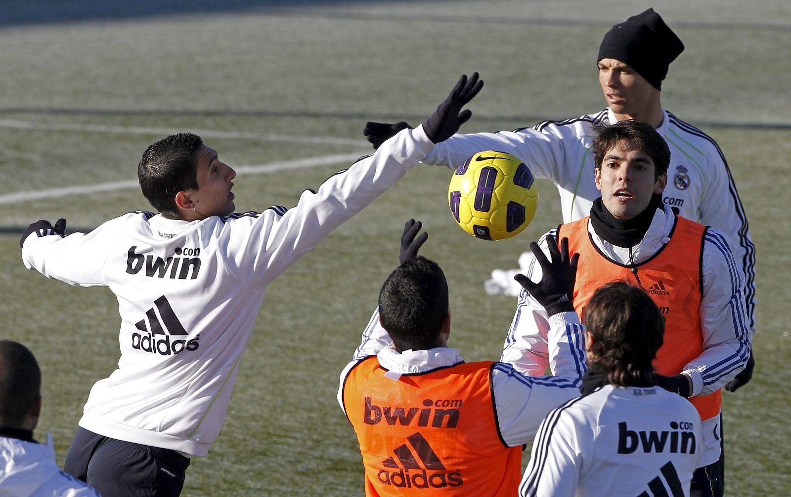 Ángel Di María, el brasileños Kaká y el portugués Cristiano Ronaldo (i a d), durante el entrenamiento del equipo.