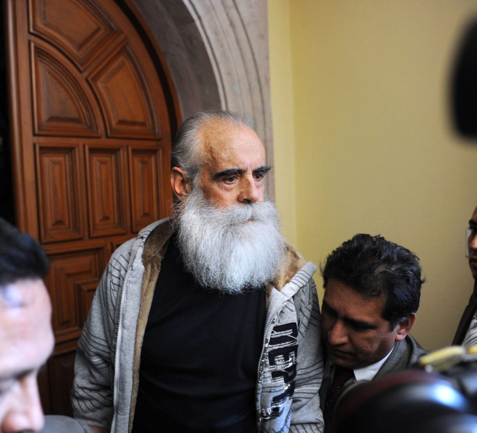 El político mexicano y ex aspirante presidencial Diego Fernández de Cevallos habla con la prensa tras de haber sido liberado