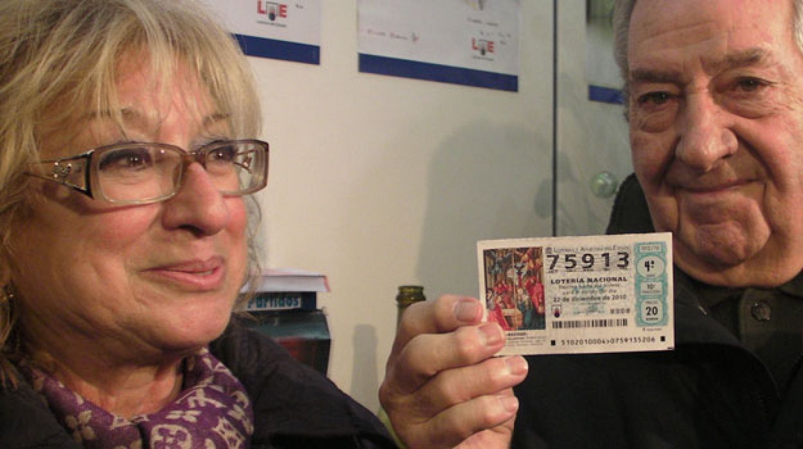 Maite y Agustín muestran su décimo premiado con 50.000 euros.