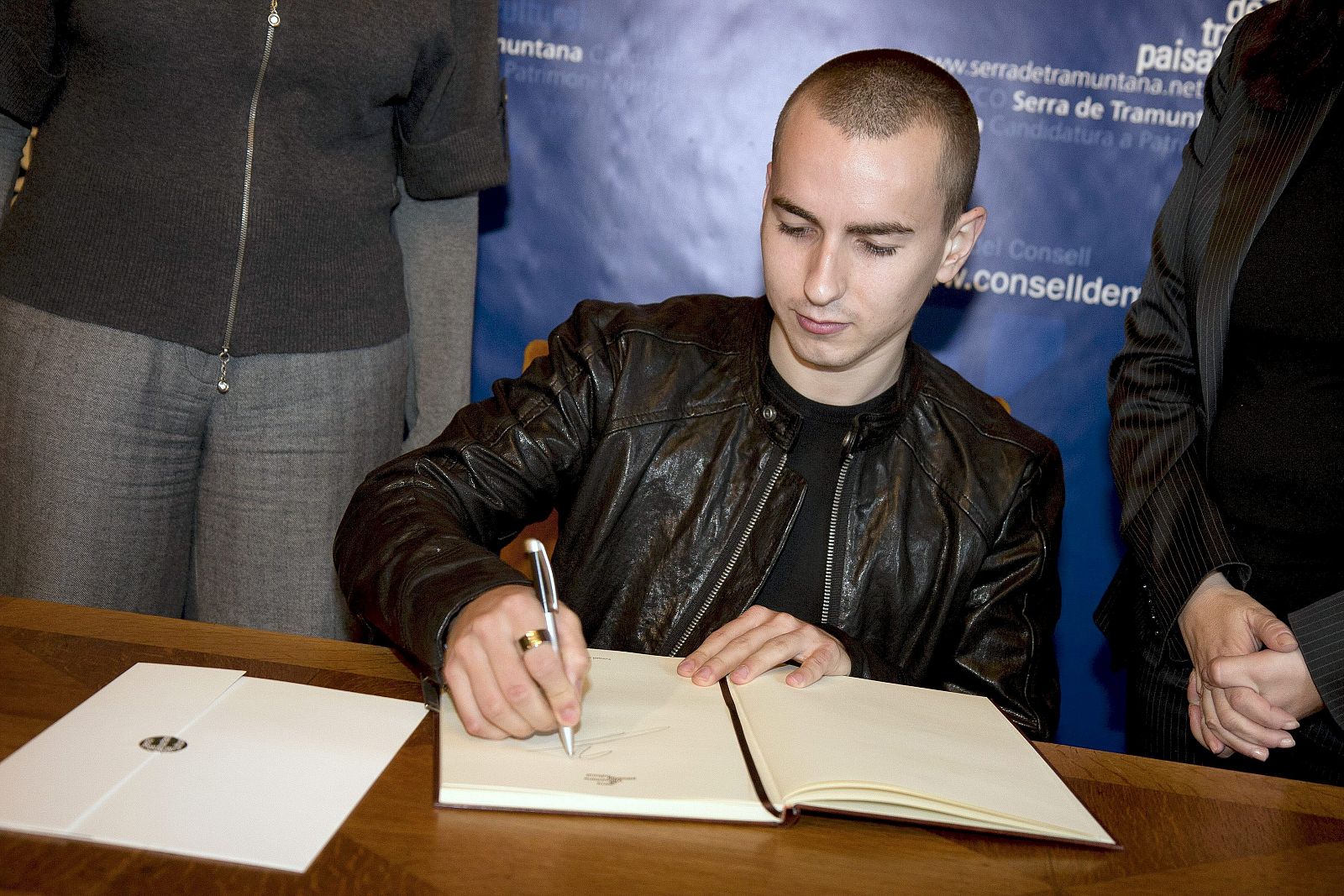 JORGE LORENZO FIRMA EN EL LIBRO DE HONOR DE LA SERRA DE TRAMUNTANA