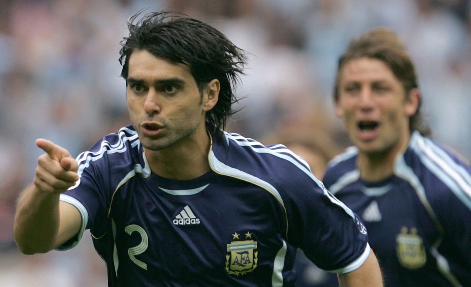 Argentinian defender Roberto Ayala (L) c