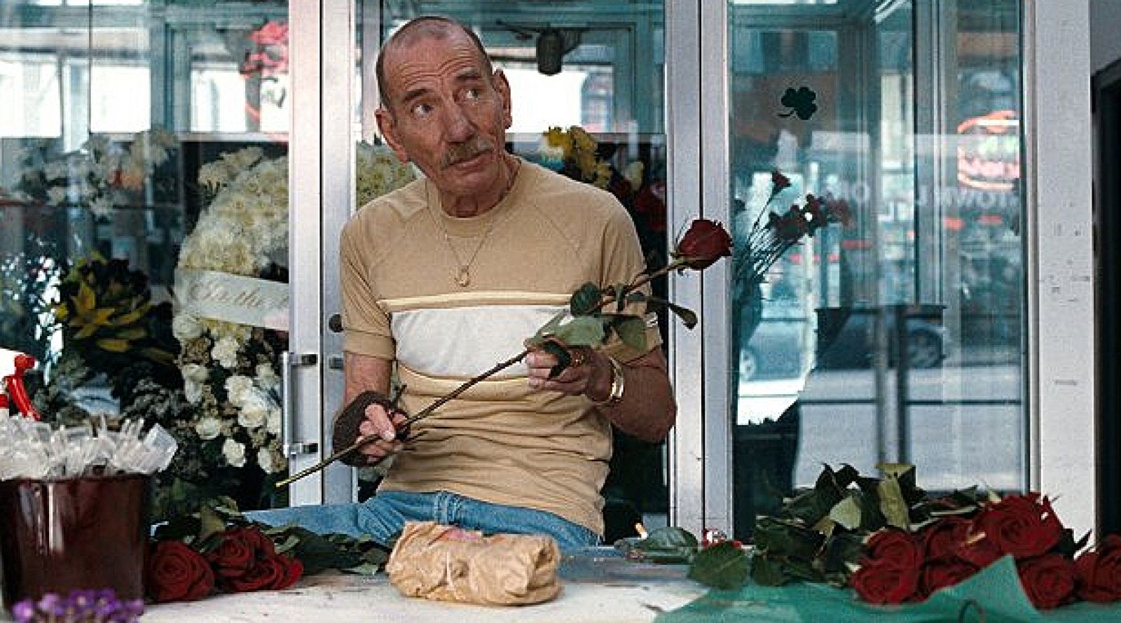 PETE POSTLETHWAITE, EN THE TOWN