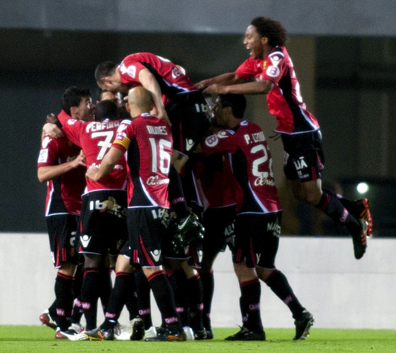 Los jugadores del Mallorca celebran uno de los goles conseguidos ante el Hércules en el partido jugado en el Estadio Iberostar.