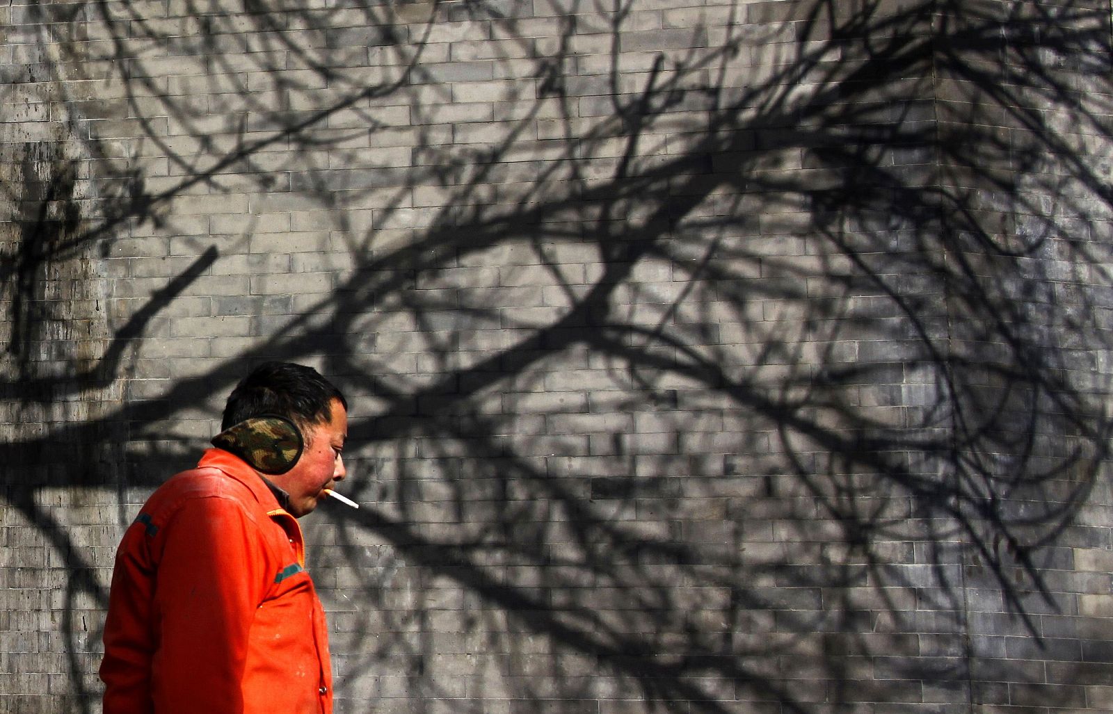 Un hombre fuma un cigarillo en el centro de Pekin