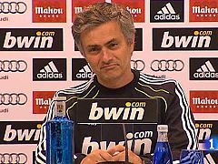 Mourinho se resigna a no fichar delanteros: "Juega Benzema, no tengo otro"