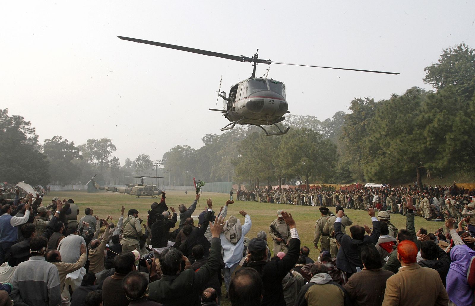 Seguidores del gobernador reciben al helicópetro que portaba el féretro