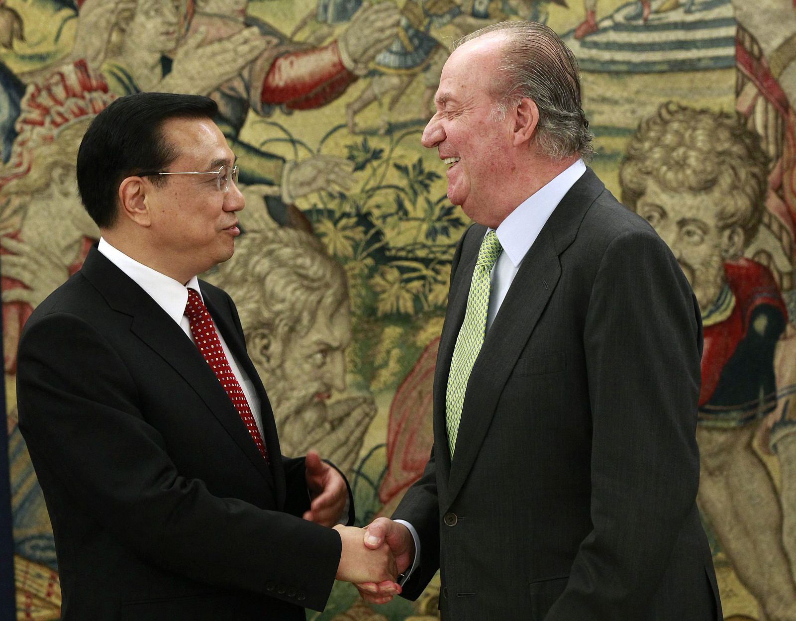 China's Vice Premier Li Keqiang shakes hands with Spanish King Juan Carlos at Zarzuela palace in Madrid