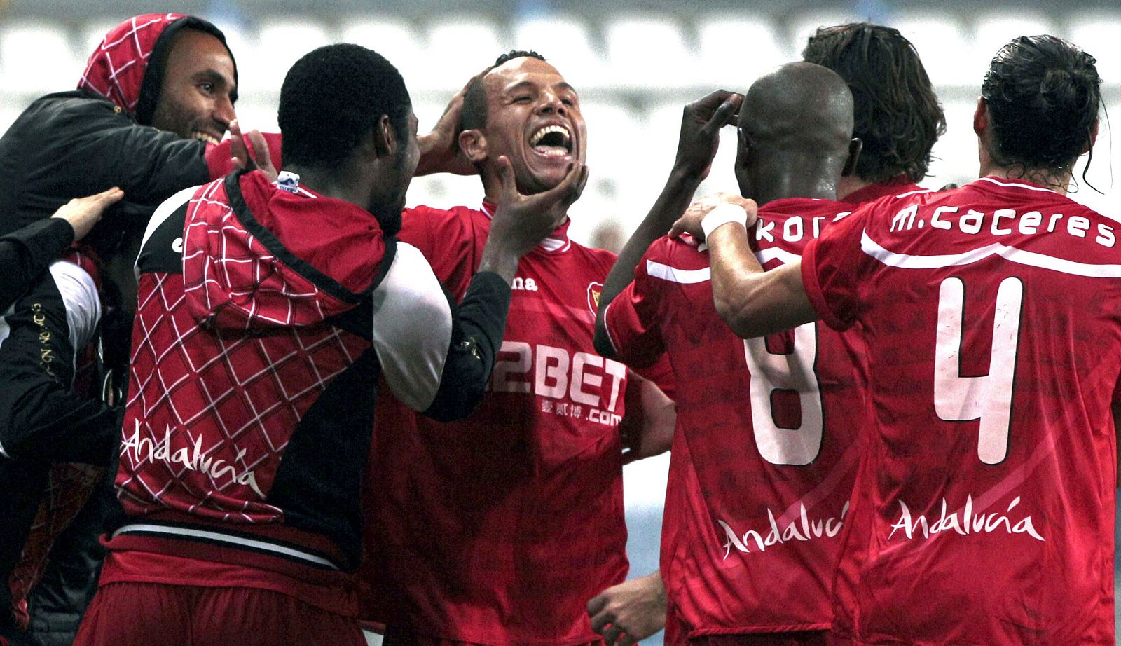 El delantero brasileño del Sevilla Fc, Luis Fabiano (3i), recibe las felicitaciones de sus compañeros tras marcar el tercer gol.
