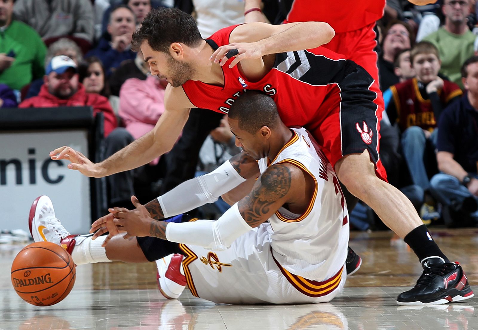 Calderón pelea un balón con Mo Williams durante el partido que enfrentó a Toronto contra Cleveland.