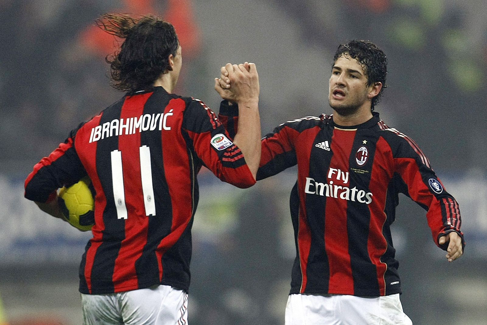 Ibrahimovic celebra su gol con el brasileño Pato