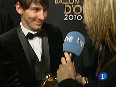 Messi supera a Iniesta y Xavi y se alza con el BalMessi supera a Iniesta y Xavi y se alza con el Balón de Oro 2010