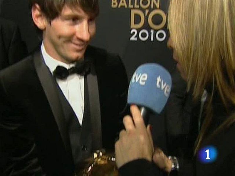 Messi supera a Iniesta y Xavi y se alza con el Balón de Oro 2010