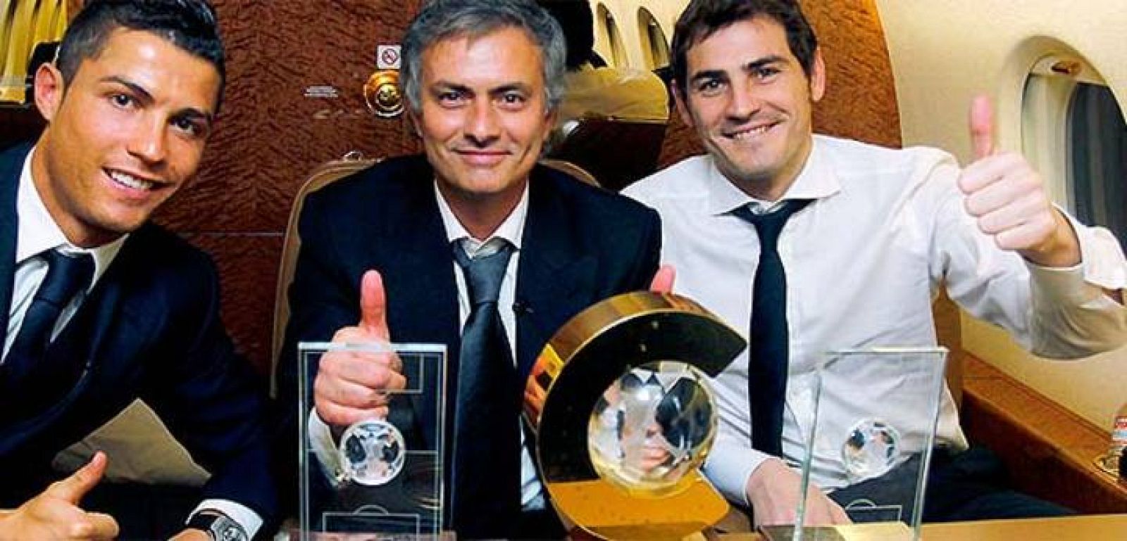 El entrenador del Real Madrid, Jose Mourinho, en el vuelo de vuelta desde Zúrich tras la gala del FIFA Balón de Oro, junto a Cristiano Ronaldo e Iker Casillas, elegidos en el once ideal de 2010.