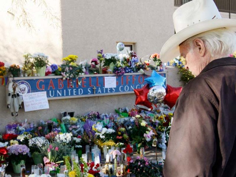 La congresista tiroteada en Arizona ya respira por sí misma y sigue estable