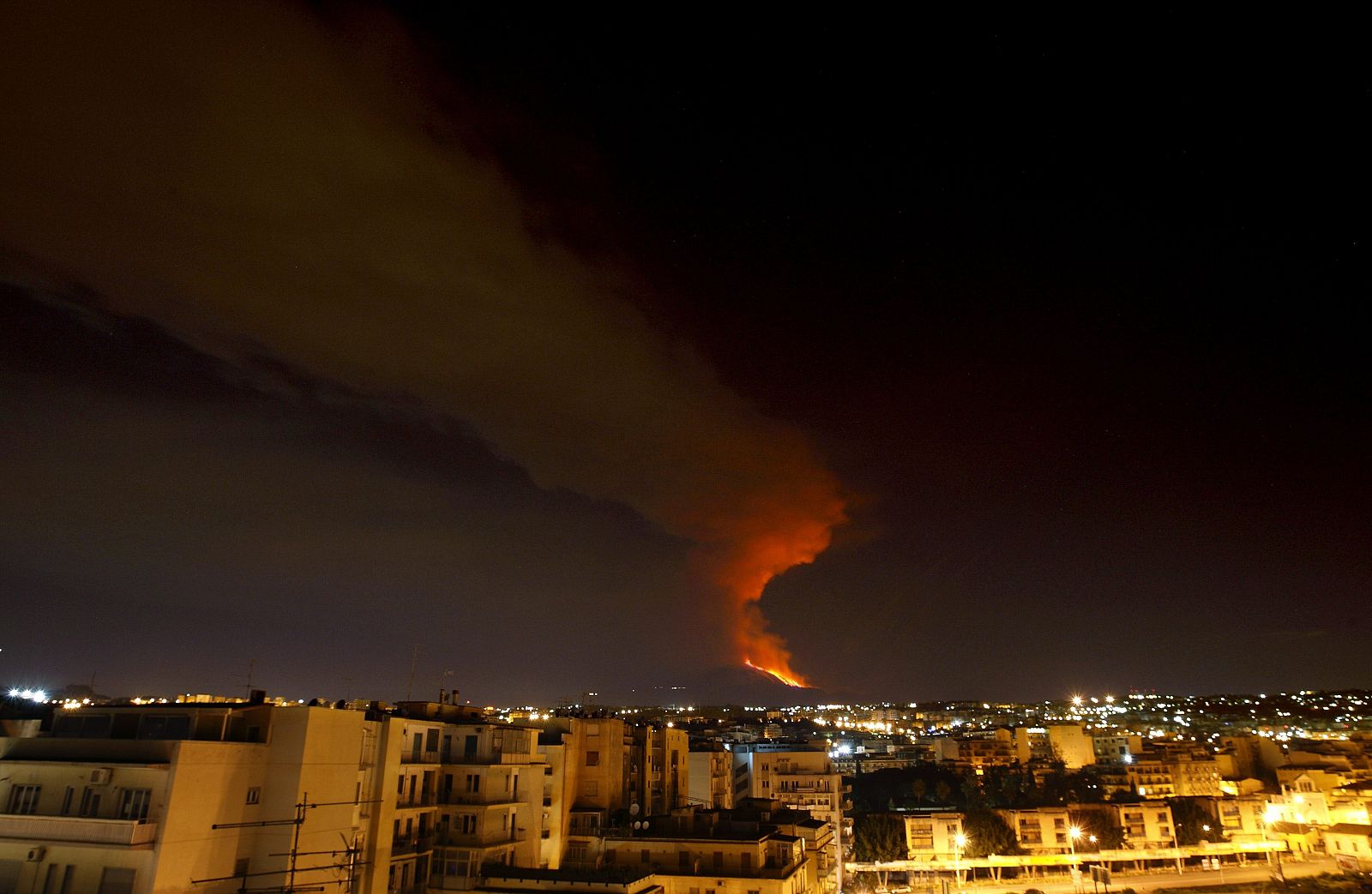 El río de lava se veía así desde la ciudad de Sicilia