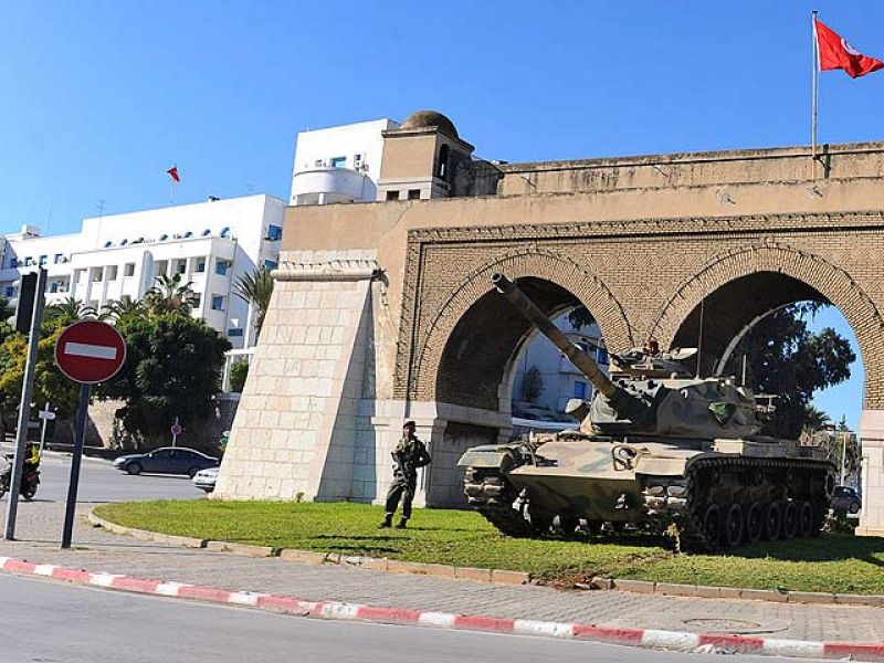 El nuevo presidente interino de Túnez dice que nadie será excluido del proceso político