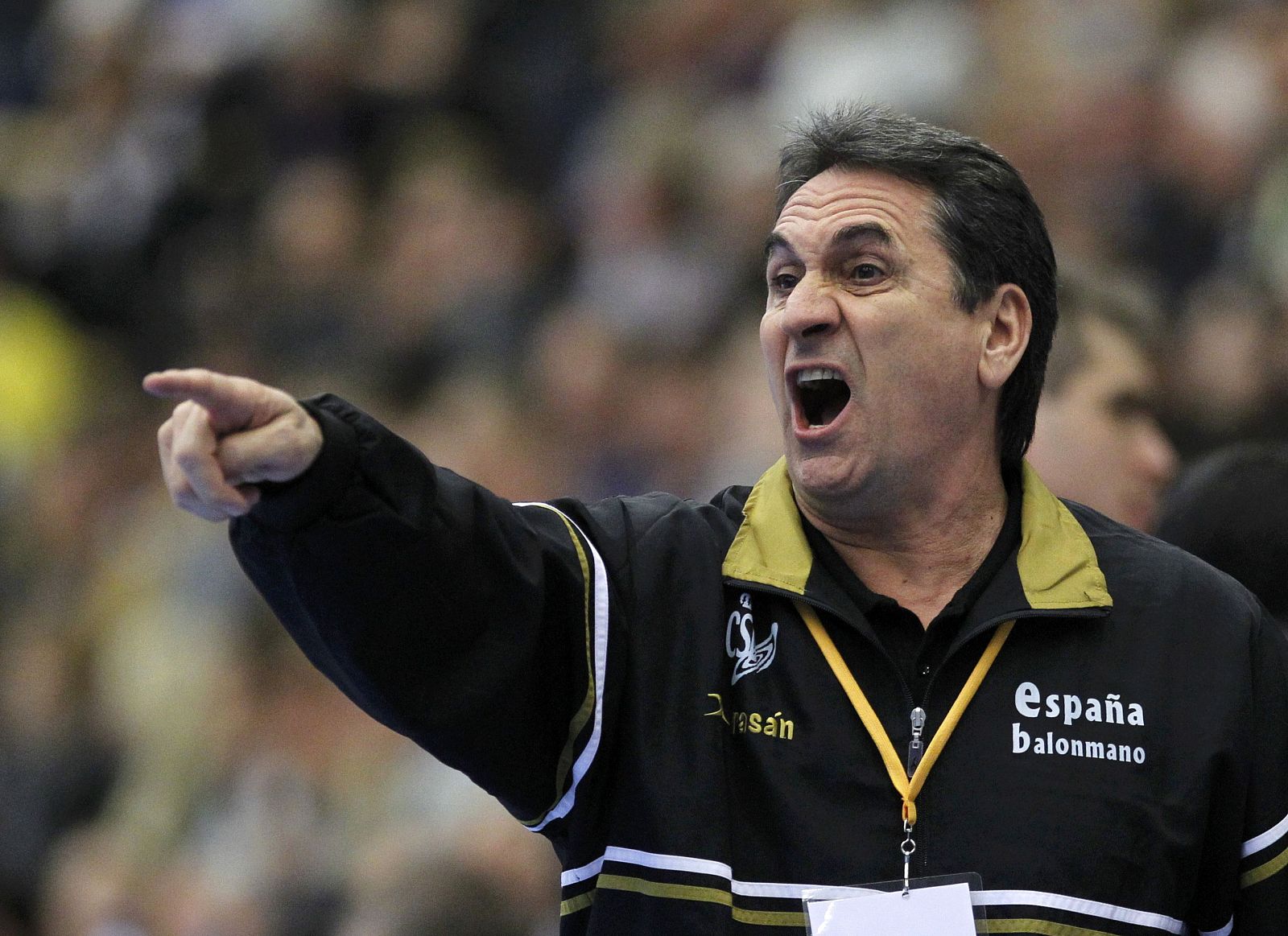 Valero Rivera dando intrucciones durante el partido frente a Túnez.