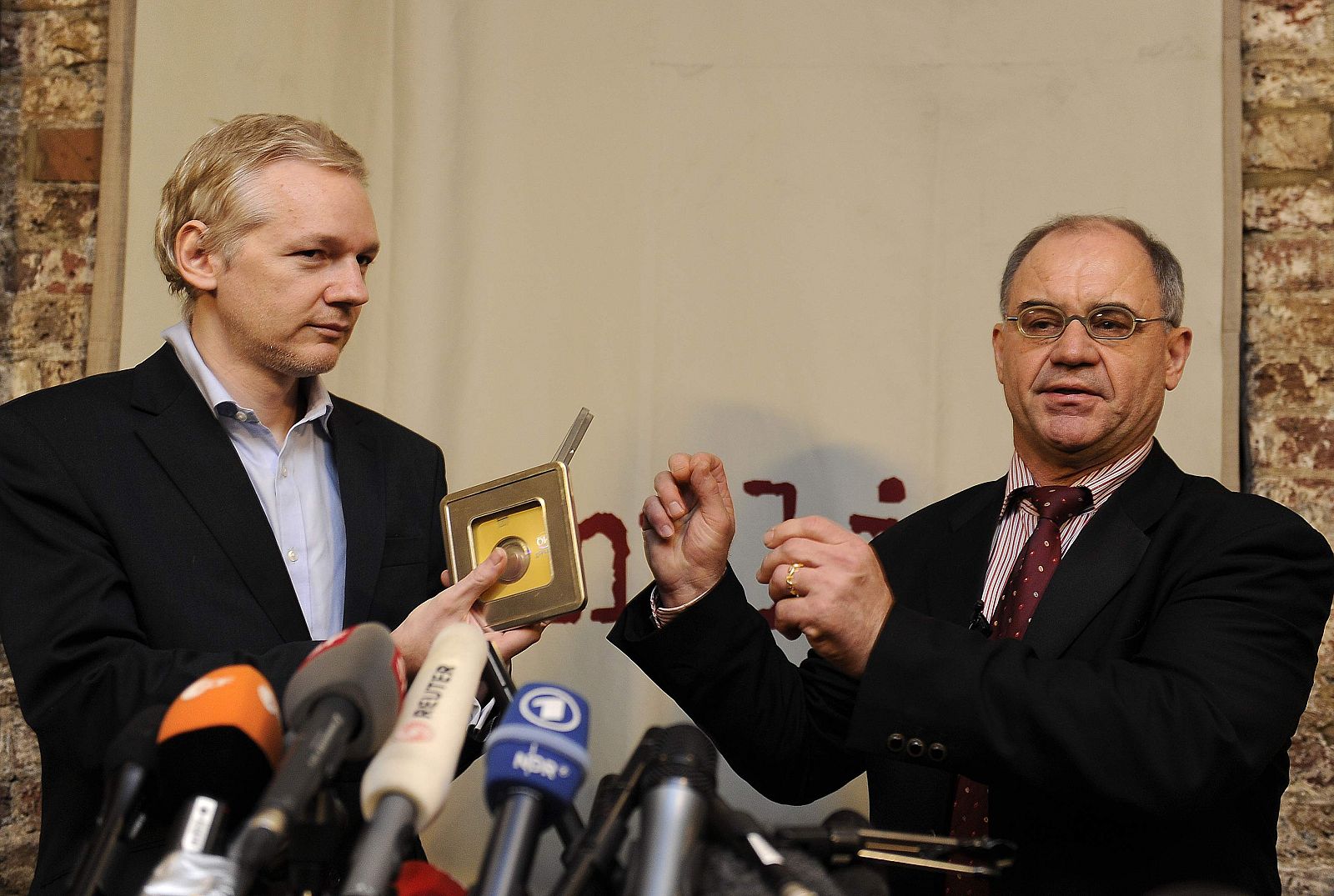 El fundador de Wikileaks, Julian Assange, recibe un CD qu contiene los datos de 2.000 clientes evasores de manos del ex banquero suizo Rudolf Elmer en Londres.