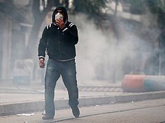 Cuatro dimisiones y nuevas protestas hacen peligrar al Gobierno de unidad de Túnez