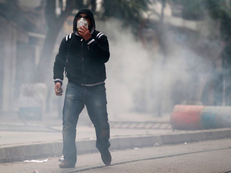 Cuatro dimisiones y nuevas protestas hacen peligrar al Gobierno de unidad de Túnez