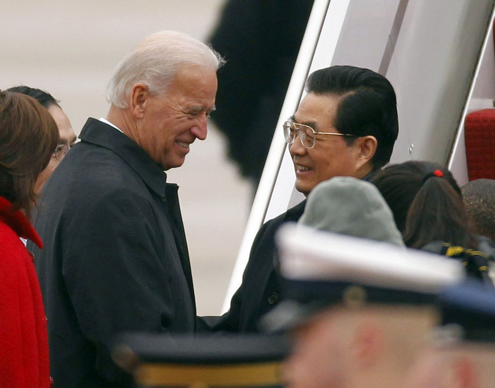 El vicepresidente de EE.UU. , Joe Biden, recibe al presidente chino, Hu jintao a su llegada a Washington