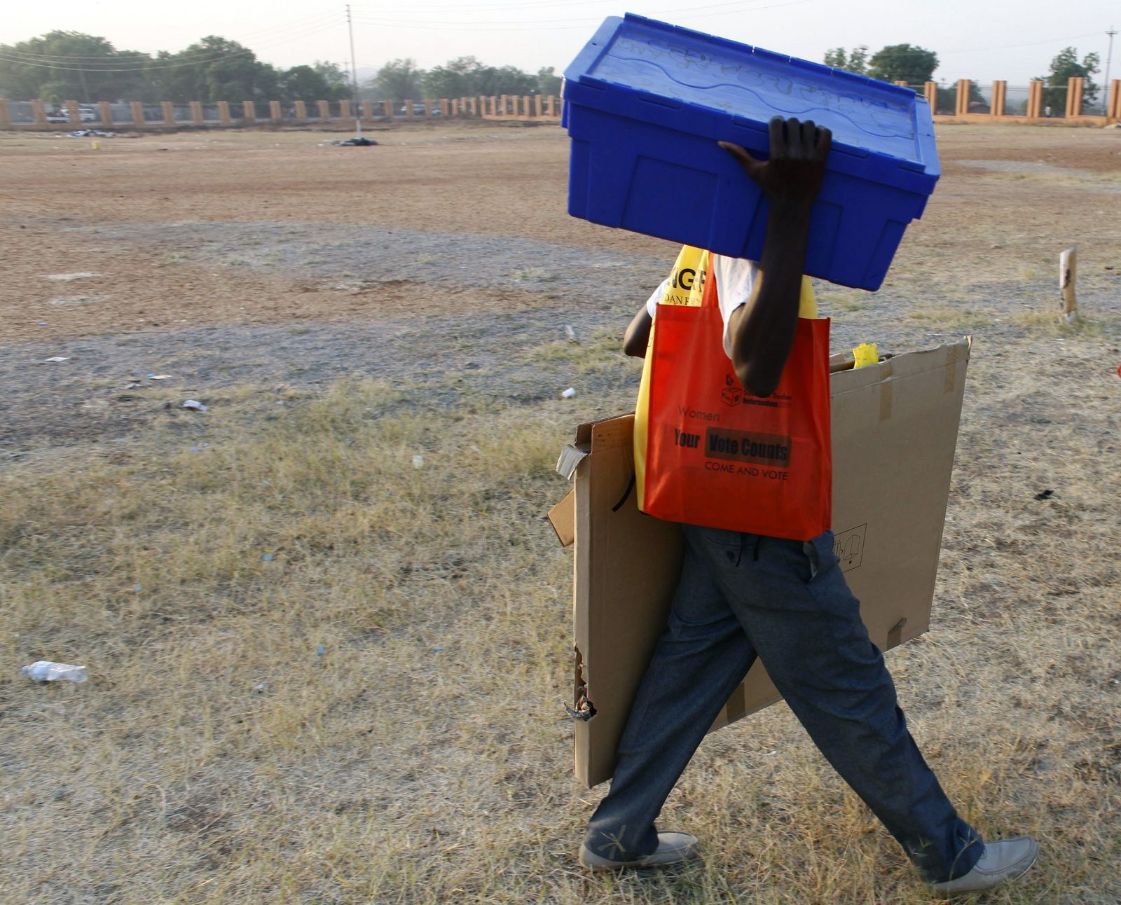 Un trabajador transporta los votos en la ciudad sureña de Juba