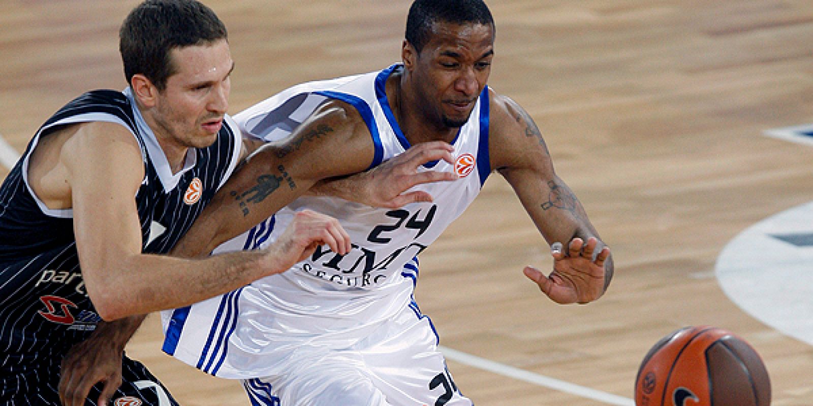 Clay Tucker (d) lucha un balón con el alero serbio del Partizan Dusan Kecman durante el partido.