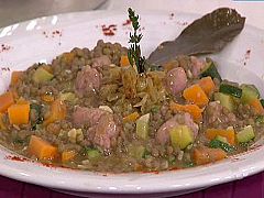 Guiso de lentejas con salchichas al vino blanco (20/01/11)