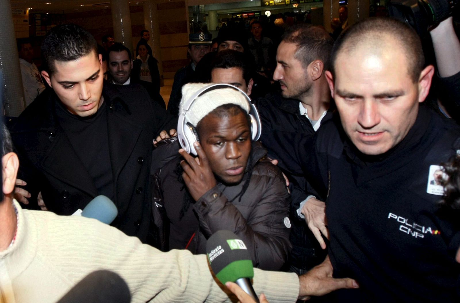 Drenthe sale escoltado del aeropuerto de Alicante y es increpado por algunos aficionados del Hércules.