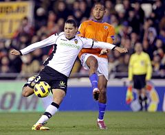 El Valencia remonta ante un buen Málaga que jugó con nueve