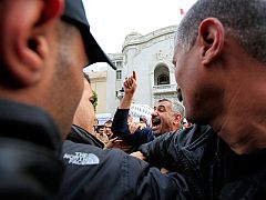 Manifestantes a favor y en contra del Gobierno interino chocan en las calles de Túnez