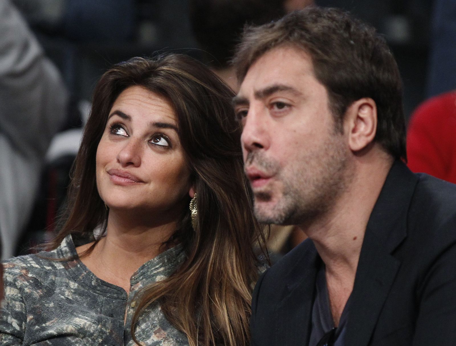 Penélope Cruz y Javier Bardem en un partido de los Lakers el 25 de diciembre