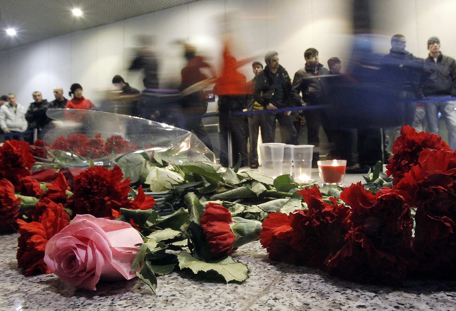 Flores de despedida en el aeropuerto de Rusia