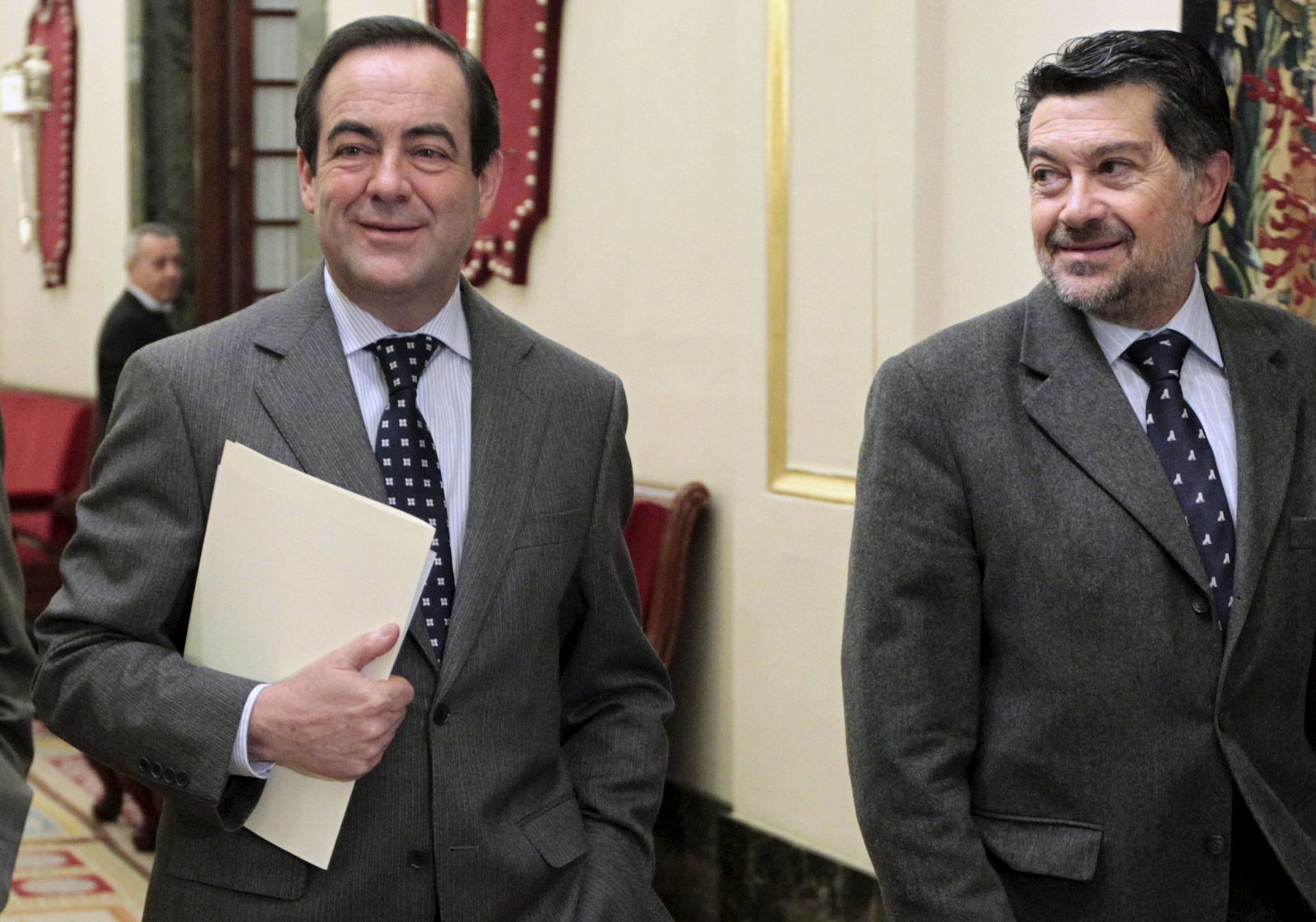 El presidente del Congreso, José Bono (i), junto al secretario primero de la Mesa del Congreso, Javier Barrero (d)