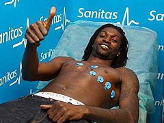 Adebayor supera sin problemas el reconocimiento médico del Real Madrid