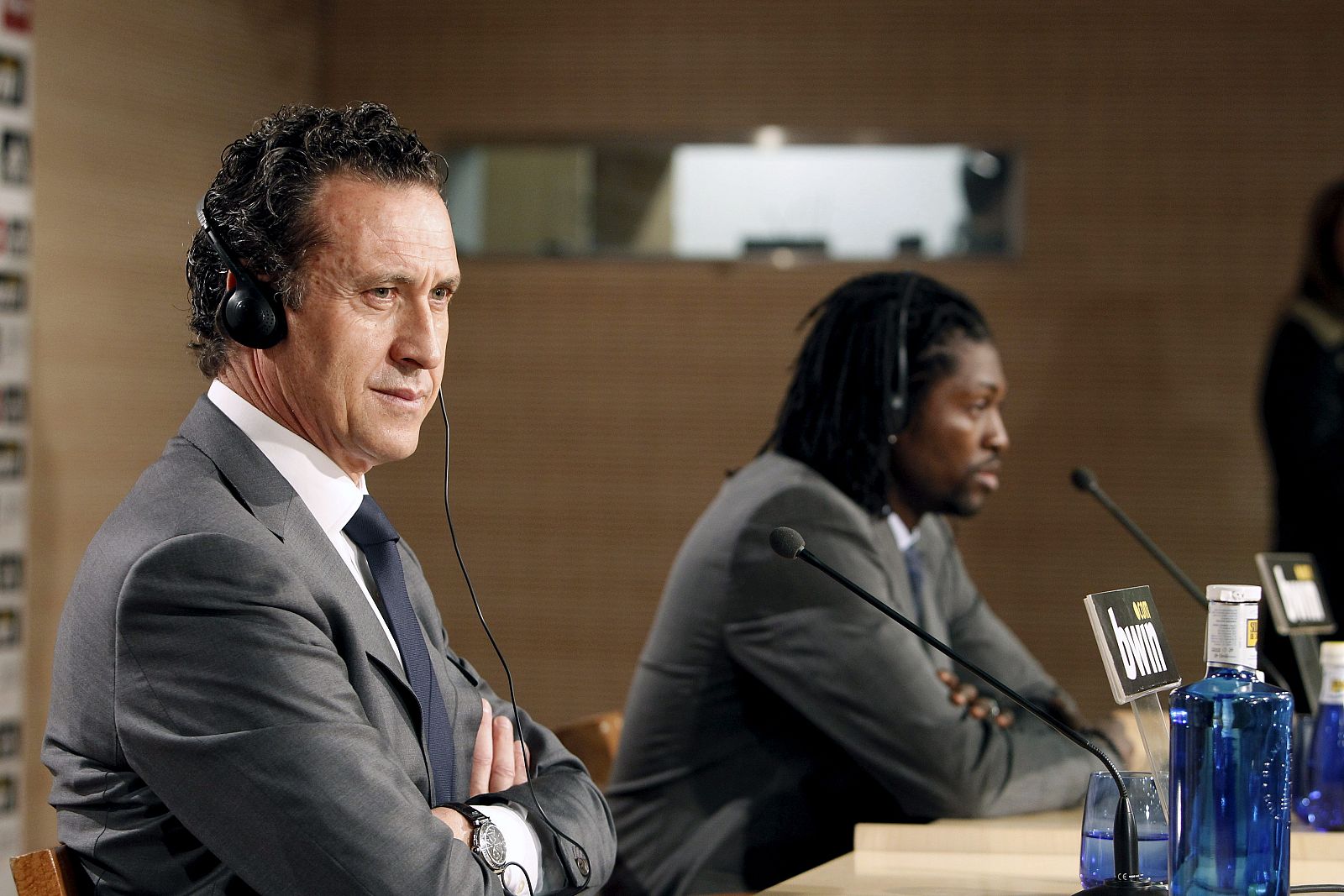 El delantero togolés Emmanuel Adebayor y el director general del Real Madrid, Jorge Valdano.