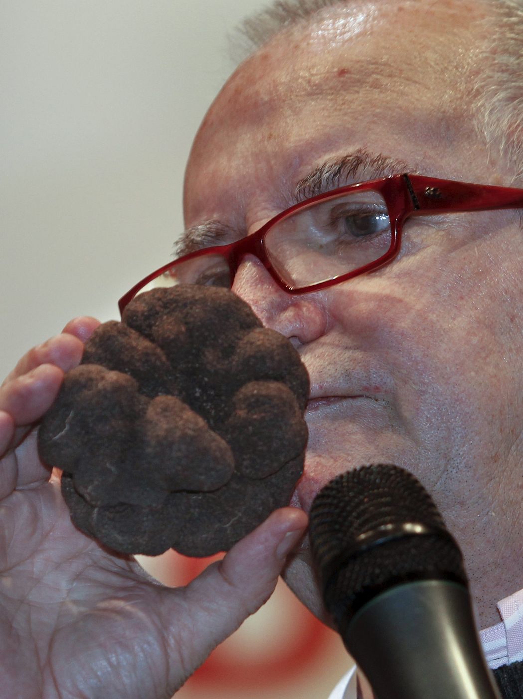 El cocinero vasco Juan Mari Arzak  huele una carísima trufa negra de Soria.